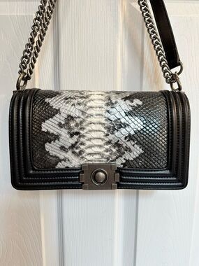 BNWT KC JAGGER shoulder / crossbody two way bag.